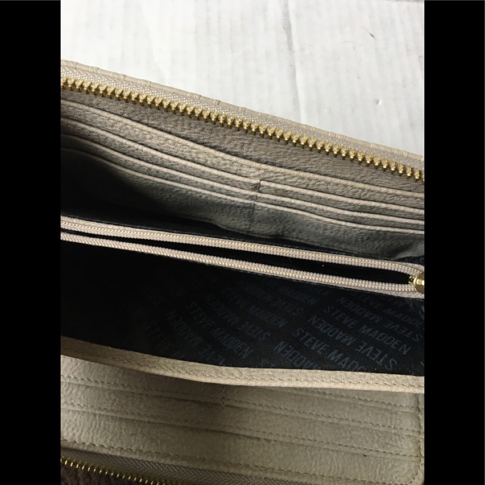 New Steve Madden Embossed Wristlet Wallet/Organizer - Picture 9 of 12